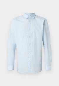 Chemise habillée pour homme à manches longues bleu clair avec col classique et boutons blancs sur le devant, présentée sur un fond uni.