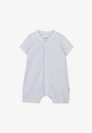 Svetle modrý overal s krátkým rukávem a texturovaným povrchem, s opakujícím se vzorem loga, zapínáním na patentky a kontrastním bílým lemem.