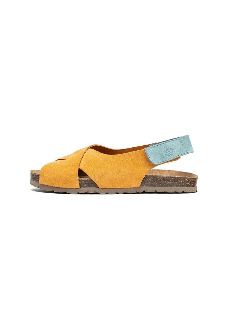 Sandalias de ante en naranja con una correa en azul verdoso, que cuentan con un diseño cruzado y una suela de corcho acolchada con una suela texturizada.