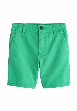 Grønne shorts med fladt forstykke, forlommer, bæltestropper og knaplukning på hvid baggrund.