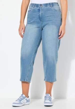 Jeans cropped di denim blu chiaro con vita alta, dotati di tasche frontali e una vestibilità rilassata. Abbinati a sneakers blu chiaro.