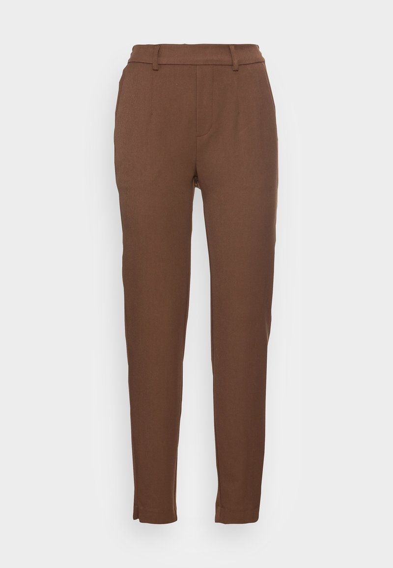 Pantalon marron slim avec passants pour ceinture et poches latérales, présenté sur un fond neutre.