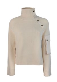 Pull côtelé de couleur crème avec un col montant, un détail asymétrique à boutons et une poche latérale avec rabat. Manches longues ajustées.