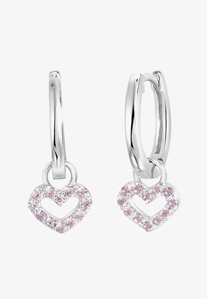 Boucles d'oreilles en argent en forme de créoles avec des pendentifs en forme de cœur, ornés de pierres roses. Présente un métal brillant et une texture lisse, avec un design léger.