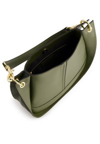Olijfgroene leren tas met gouden hardware, een gestructureerde vorm en een enkele schouderriem. Voorzien van een ritssluiting aan de binnenkant en een vlakke bodem.