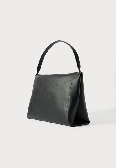 Črna usnjena torbica s strukturo, ki ima raven podstavek, širok ramenski trak in sprednji žep za shranjevanje.