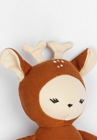 Hnedá plyšová hračka jeleňa s tvárou a vnútrom uší v krémovej farbe. Má malé parožky a vyšívané detaily na tvári. Mäkká textúrovaná látka.
