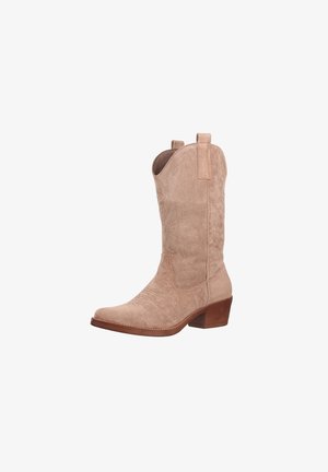 Lichtbeige suède cowboylaars met een spitse neus, decoratief stiksel en een blokhak. Voorzien van aantreklussen voor gemakkelijk aan- en uittrekken.