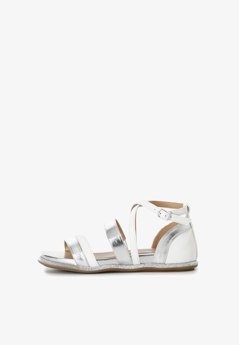 Sølv og hvide sandaler med to metalstraps, en ankelrem med spænde og en struktureret sølvsål. Flad design med åben tå.