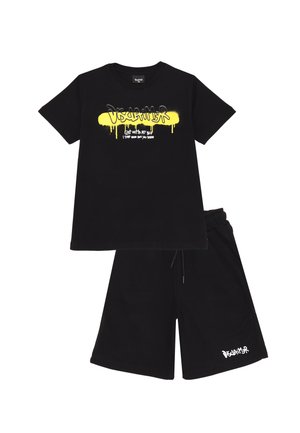 Completo in cotone nero composto da t-shirt e pantaloni corti con testo in stile graffiti giallo sulla parte anteriore e un piccolo logo bianco sui pantaloni. Design casual.