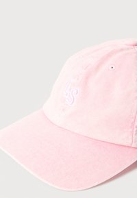 Ανοιχτό ροζ καπέλο μπέιζμπολ με κεντημένο λευκό λογότυπο "LS" στο μπροστινό μέρος, διαθέτοντας ραμμένα αεραγωγά και καμπυλωτό γείσο σε ουδέτερο φόντο.