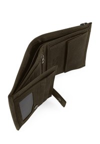 Cartera verde oliva hecha de material texturizado, que cuenta con múltiples compartimentos para tarjetas, un bolsillo transparente para identificación y un compartimento con cremallera.