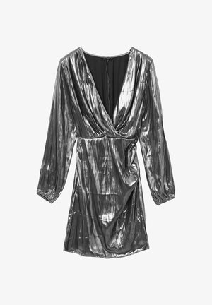 Top metallico argento con maniche lunghe, davanti drappeggiato e finitura testurizzata. Presenta un profondo scollo a V e dettagli arricciati in vita.