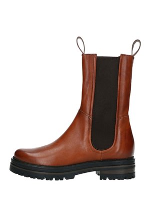 Bottine Chelsea en cuir marron mi-mollet avec panneau latéral élastique noir, languettes de traction et semelle épaisse en caoutchouc noir avec relief pour la traction.