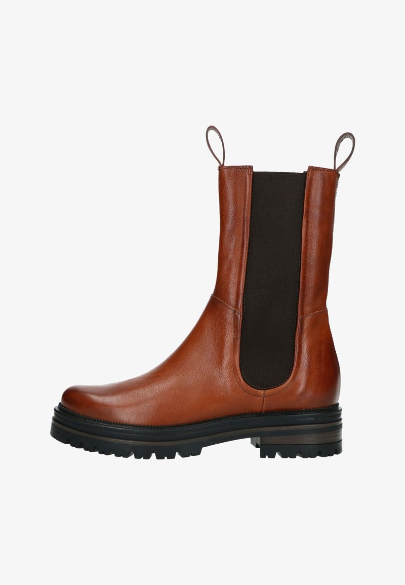 Bottine Chelsea en cuir marron mi-mollet avec panneau latéral élastique noir, languettes de traction et semelle épaisse en caoutchouc noir avec relief pour la traction.