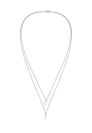 Kaksikerroksinen hopeakaulakoru, jossa on kaksi ohutta ketjua; toisessa pieni pyöreä riipus ja toisessa hoikka pystysuora tankoriipus.