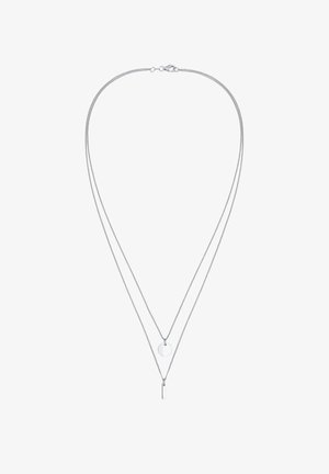 Collier en argent à deux rangs avec deux chaînes fines, l'une portant un petit pendentif rond, l'autre un pendentif barre verticale mince.