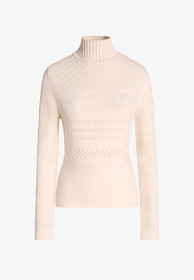 Suéter de cuello alto color crema con patrones texturizados, cuello acanalado y mangas largas. Presenta varios diseños de punto y una forma ajustada.