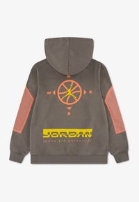 Φούτερ με κουκούλα σε ήπιο πράσινο ελιάς με πορτοκαλί και κίτρινα γραφικά. Διαθέτει ελαστικές μανσέτες, δίχρωμο ύφασμα και τσέπη καγκουρό.