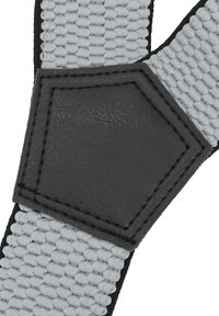 Schwarzes, fünfseitiges Lederpatch, das auf einem strukturierten, hellgrauen gewebten Riemen mit dicken Garnschlingen genäht ist.