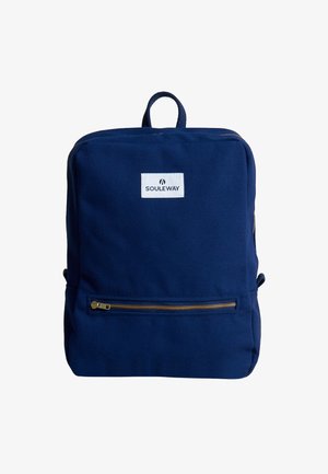 Sac à dos en tissu bleu marine de forme rectangulaire, doté d'une poche zippée à l'avant, d'une poignée supérieure et d'un badge logo blanc.
