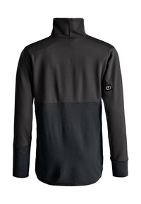 Schwarzer Pullover mit hohem Kragen, der einen strukturierten unteren Bereich, einen glatten oberen Bereich und ein Logodetail am Ärmel aufweist.