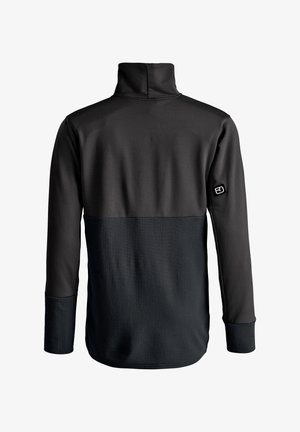 Schwarzer Pullover mit hohem Kragen, der einen strukturierten unteren Bereich, einen glatten oberen Bereich und ein Logodetail am Ärmel aufweist.