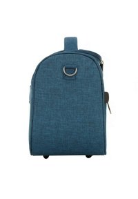 Zaino in tessuto blu con forma arrotondata, chiusura con zip, manico laterale e accentuazione in metallo a D-ring. Texture liscia senza motivi visibili.