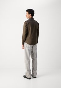 Lindbergh PLAIN - Košeľa - dark brown