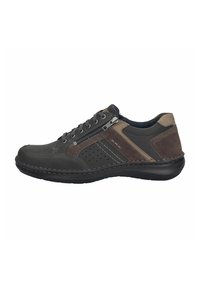Chaussure en cuir gris avec des accents marron, fermeture à lacets à l'avant, fermeture éclair sur le côté, détails perforés et bout arrondi sur une semelle en caoutchouc noire.