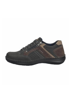 Chaussure en cuir gris avec des accents marron, fermeture à lacets à l'avant, fermeture éclair sur le côté, détails perforés et bout arrondi sur une semelle en caoutchouc noire.