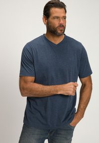 Marinevoksen t-shirt lavet af blødt stof, med korte ærmer og et diskret logo på venstre bryst. Casual pasform, parret med denim.