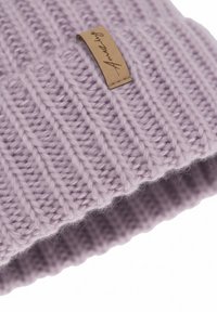 Berretto a coste color lilla in maglia con una piccola etichetta in pelle marrone chiaro cucita sul lato, con scritta in corsivo.
