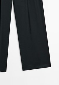 Czarne spodnie typu wide-leg wykonane z gładkiego materiału, charakteryzujące się prostym wzornictwem, bez widocznych wzorów czy elementów metalowych. Prosty krój z plisami.