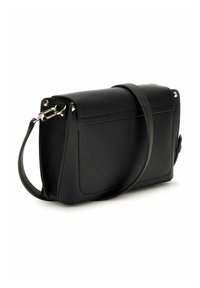 Sac à bandoulière noir en cuir avec une surface texturée, de forme rectangulaire, rabat avant et accents métalliques argentés. Design compact et élégant.