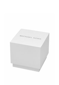 Vit fyrkantig låda med texturerad yta, försedda med det präglade logotypen "MICHAEL KORS" i silver på toppen.