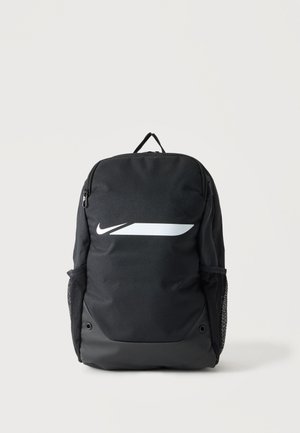 Czarny plecak Nike z białym logo, górnym uchwytem, zamkiem błyskawicznym z przodu i siateczkowymi bocznymi kieszeniami, stojący na jednolitym jasnym tle.