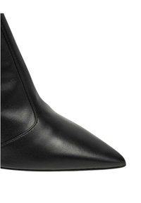 Stivaletto alla caviglia in pelle nera con punta appuntita, texture liscia e design minimalista. Nessuna ferramenta o decorazioni visibili.