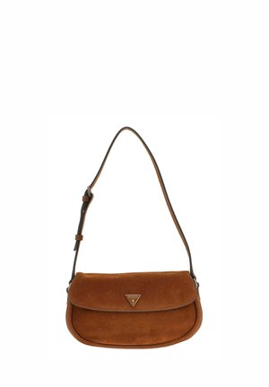 Sac d'épaule en daim marron avec une fermeture à rabat et un logo triangle métallique Guess à l'avant, doté d'une sangle réglable.