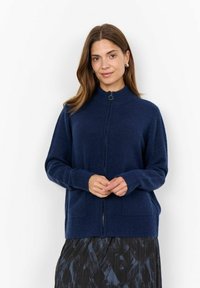 Cardigan zip-up blu navy realizzato in morbido tessuto a maglia, con colletto alto, due tasche frontali e polsini a costine.