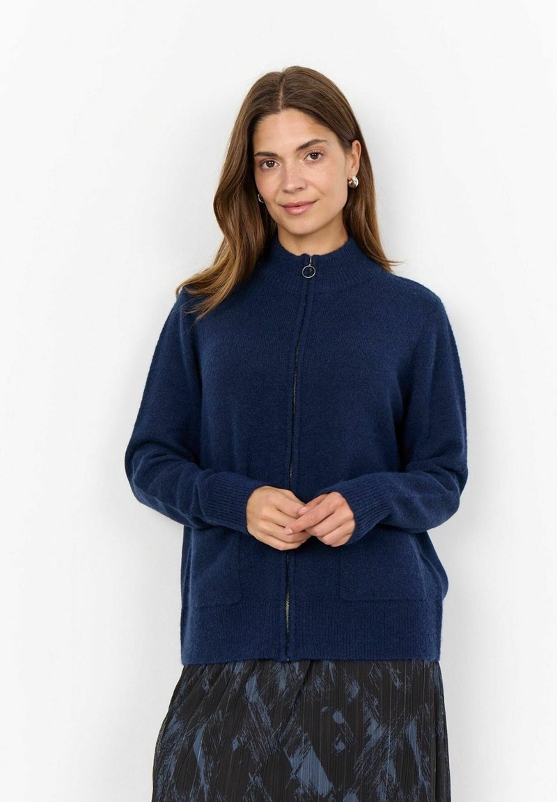 Cardigan zip-up blu navy realizzato in morbido tessuto a maglia, con colletto alto, due tasche frontali e polsini a costine.