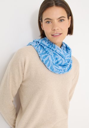 Écharpe infinie bleu clair avec un motif de feuilles, fabriquée en tissu doux. Portée sur un pull beige, présentant une texture lisse et un design drapé.