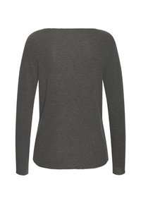 Dunkelgrauer Pullover mit langen Ärmeln und einem Bootsausschnitt in tailliertem Schnitt. Aus weichem Strickstoff mit glatter Textur gefertigt.