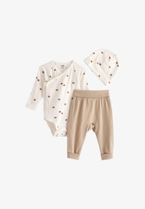 Bodysuit de mangas longas brancas com padrão de bolinhas castanhas, calças elásticas bege, e chapéu combinado, todos feitos de tecido macio.
