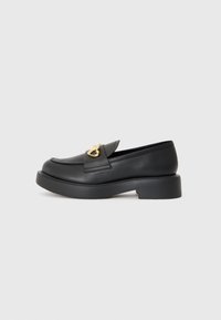 Μαύρα δερμάτινα loafers με στρογγυλή μύτη, με χρυσή λεπτομέρεια στη λωρίδα και παχύ μαύρο σόλα.