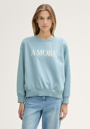 Hellblaues Sweatshirt mit gerippten Bündchen und Saum, auf der Vorderseite mit "AMORE" in weißer Schrift verziert. Weicher Stoff mit lässigem Schnitt.