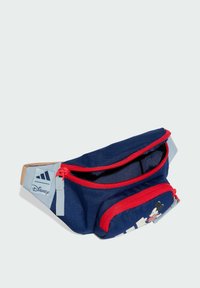 Námořnický látkový bum bag s červeným zipem, obsahující malou přední kapsu, loga Adidas a Disney a design s kreslenou postavičkou.