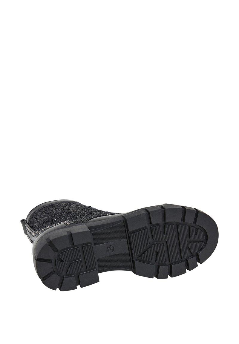 Zwarte laars met een gestructureerde rubberen zool en studded bovenrand, getoond van onderen op een witte achtergrond.