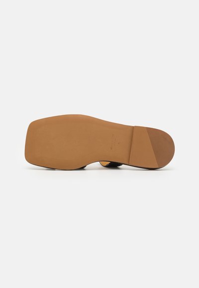 Rejina Pyo LARISSA - Mules - black