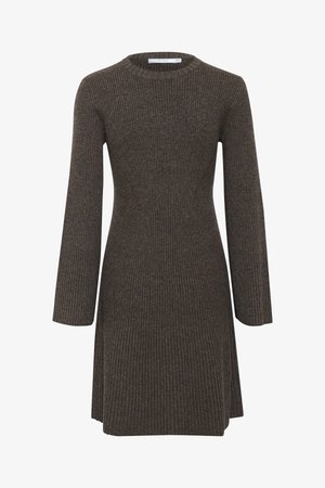 Brun ribbad stickad klänning med rundad halsringning, långa ärmar och utsvängd kjol. Har strukturerad tyg och en figursydd överdel.